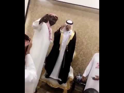 شاهد رجل يضع عريسًا قصير القامة في موقف محرج في زفافه