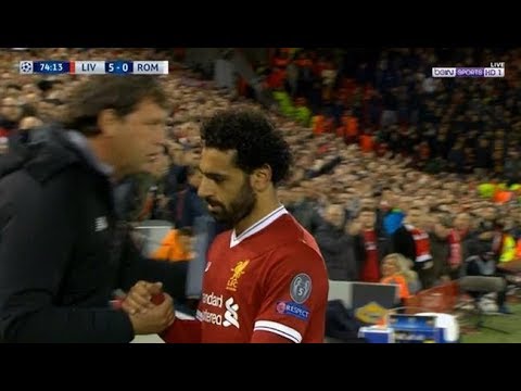 لحظة تبديل محمد صلاح ورد فعل الجماهير