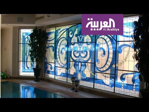 شاهد الزجاج المعشق تؤلّف وفق تصميم يضعه فنان