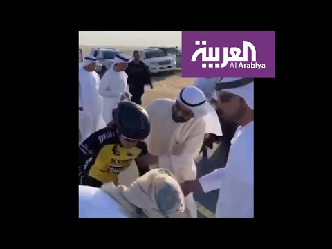 شاهد حاكم دبي يساعد متسابقة تعرضت لإصابة