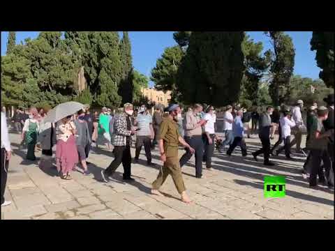 شاهد عشرات المستوطنين يقتحمون المسجد الأقصى بحماية الشرطة الإسرائيلية