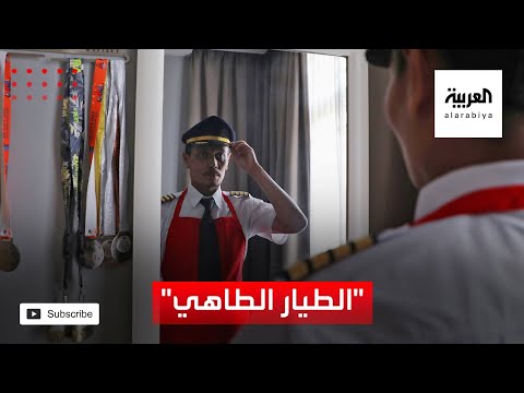 طيار ماليزي يطهو المعكرونة في كشك صغير