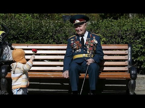 بالفيديو الرئيس فلاديمير بوتين يرفع صورة والده في مشهد مؤثر