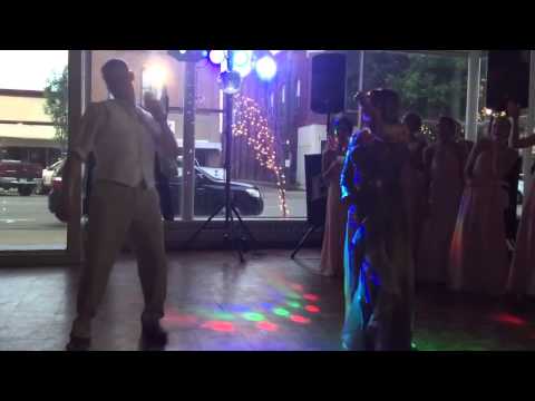 بالفيديو مسابقة رقص بين عريس ووالدته