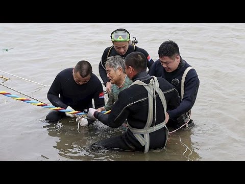 شاهد إنقاذ 13 راكبا من السفينة المنكوبة في نهر يانغتسي