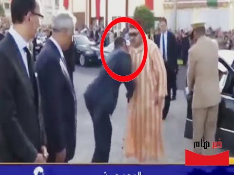 شاهد موقف طريف لمسؤول قبَّل كتف الملك محمد السادس