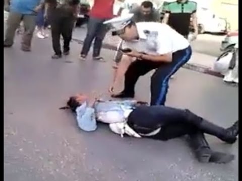 شاهد لحظة سقوط الشرطي الذي دهسته سيارة النقل السري