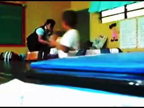 بالفيديو معلمة تفقد أعصابها وتضرب طفلًا في المكسيك