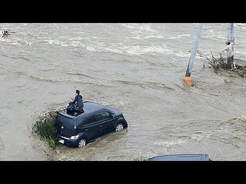 شاهد الامطار تخلي الآلاف من منازالهم في اليابان