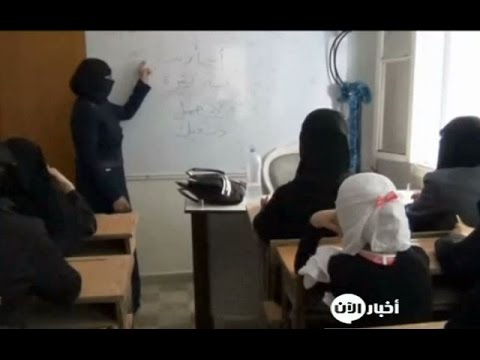 شاهد نساء سورية تعلم الأرامل مهارات جديدة في مركز في حلب