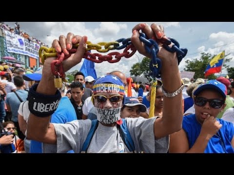 venezuelan protesters and police clash for second day