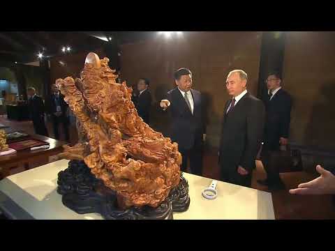 putin and jinping checks out handcraft art