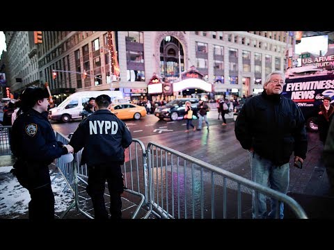 thousands of police on patrol in nyc for 2018 celebrations