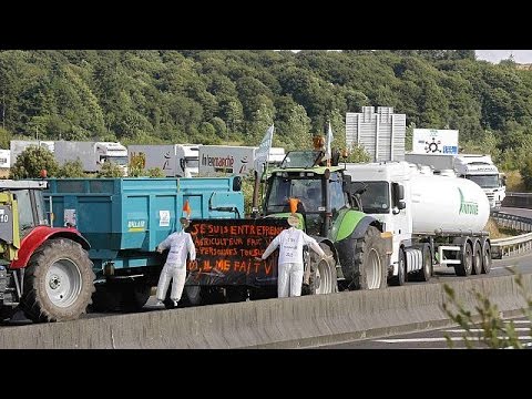 mobile protest french farmers block lyon in price war